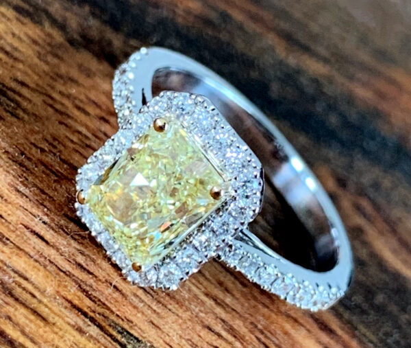 Pierścień z diamentem Fancy Light Yellow 1,98 crt